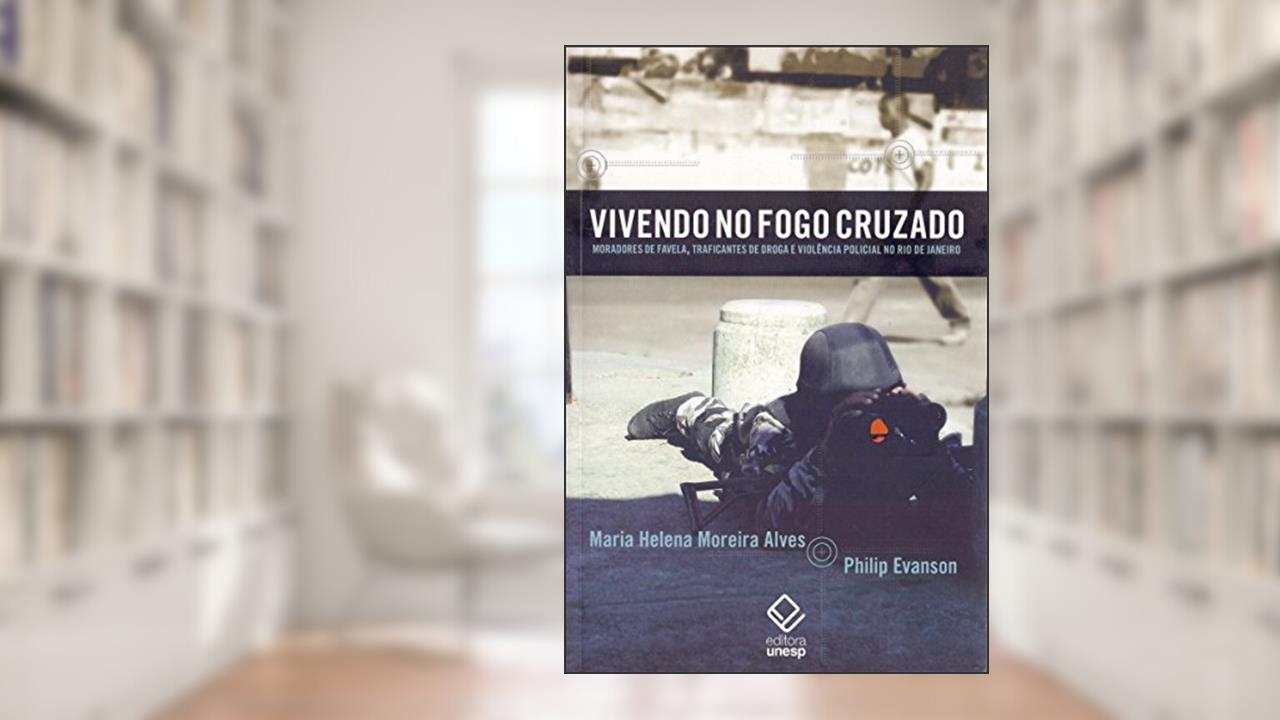 Capa de Vivendo no fogo cruzado: Moradores de favela, traficantes de droga e violência policial no Rio de Janeiro, do autor Maria Helena Moreira Alves; Philip Evanson