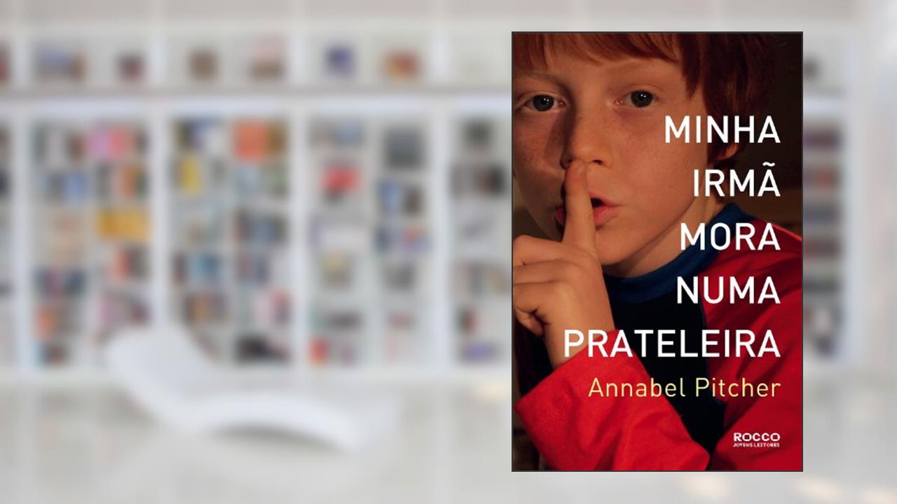 Capa de Minha irmã mora numa prateleira, do autor Annabel Pitcher